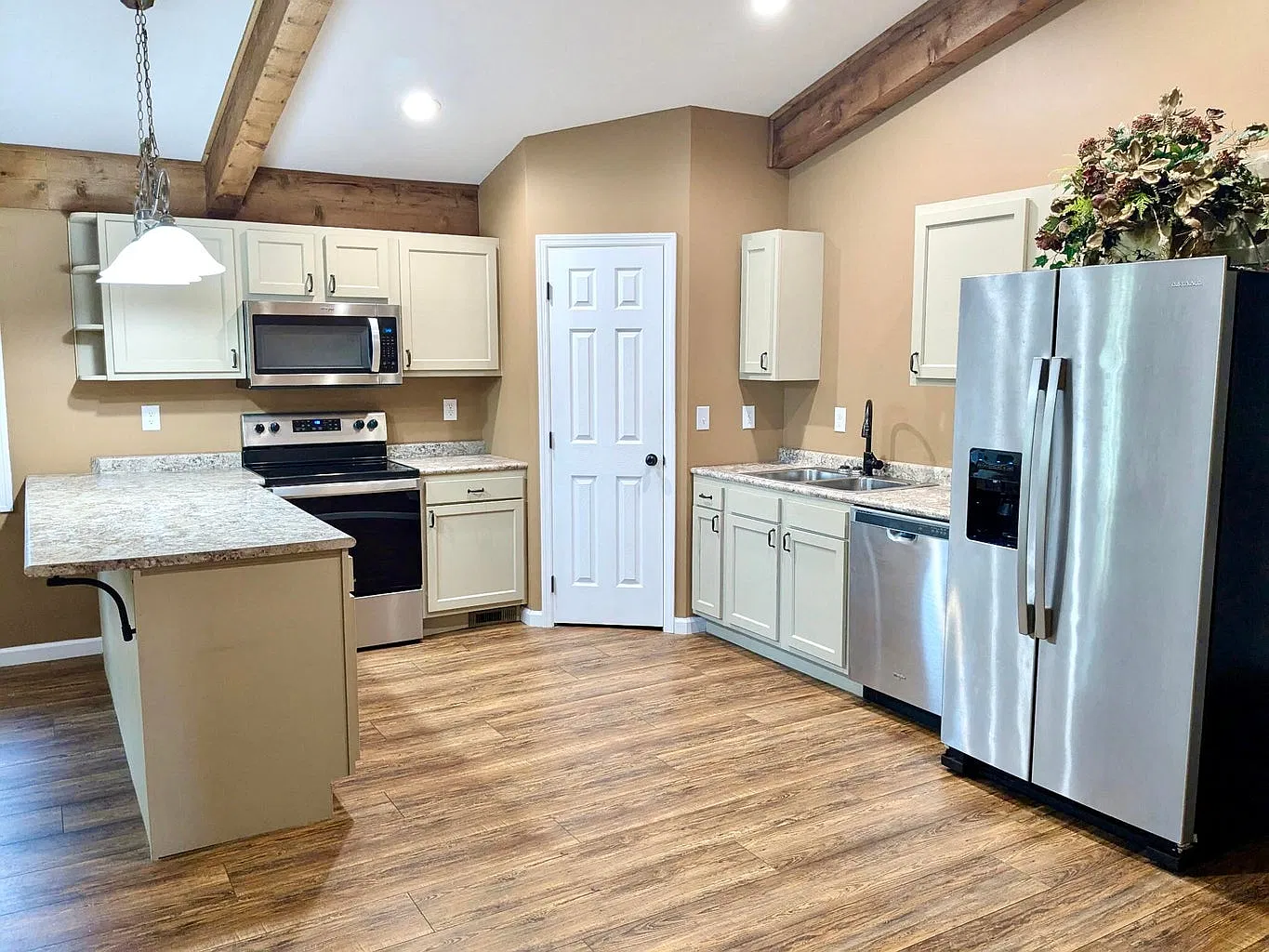 2 bed, $1,600 — Photo 2