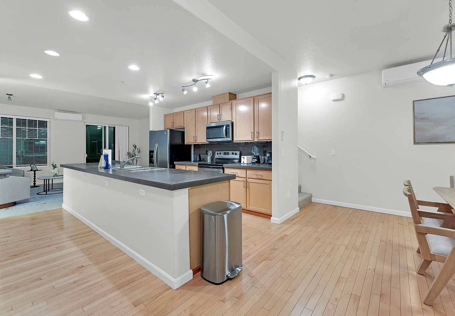 3 bed, 2.5 bath, 1777 sqft, $5,000 — Photo 3