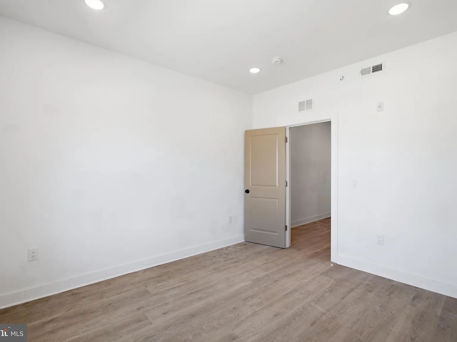 2 bed, 1.0 bath, $1,600 — Photo 4