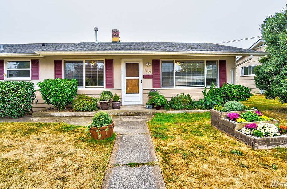 Welcome to 1509 39th St. This well maintained home features 3 bedrooms, 1 remodeled bathroom and beautiful flat fenced backyard with raised beds for that homegrown produce! 
