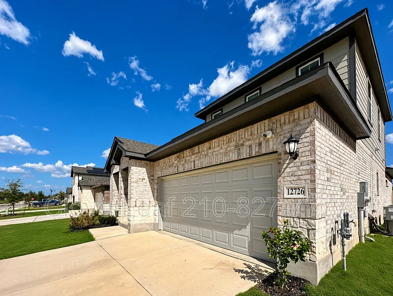 4 bed, 2.5 bath, 2416 sqft, $2,397 — Photo 2