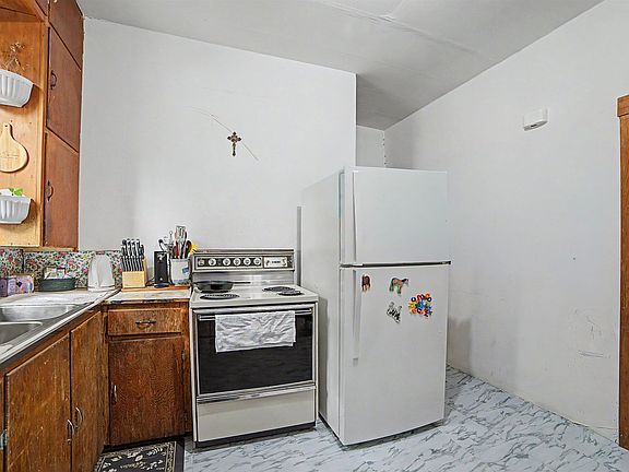 5th image of 415 Delia Ave