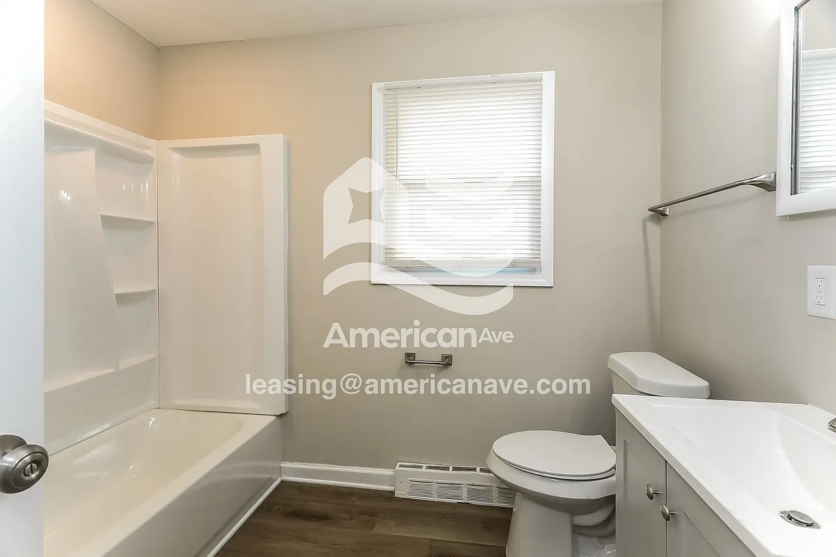 1981639_014_bathroom_13737889.jpg - 300 Swann Dr