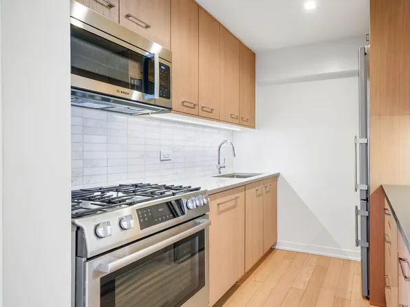 1 Columbus Place image 14 of 33