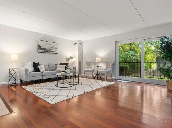50-56 Broadlawn Park APT 105, Chestnut Hill, MA 02467