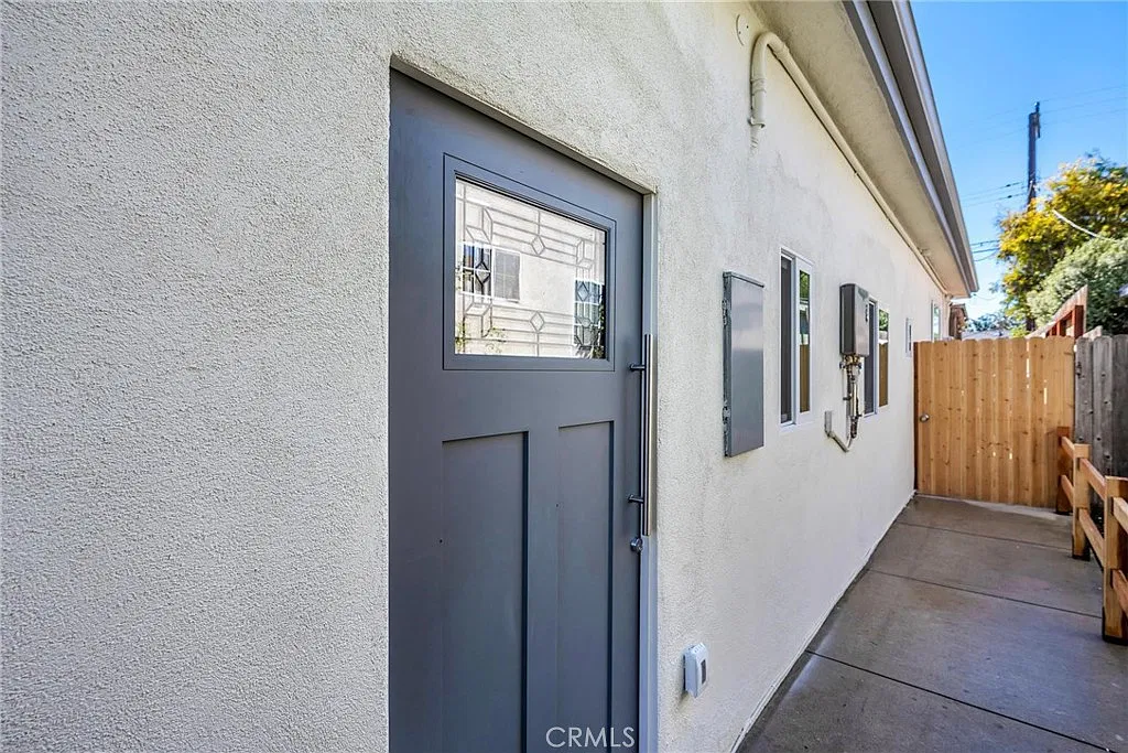 1 bed, 298 sqft, $2,400 — Photo 3