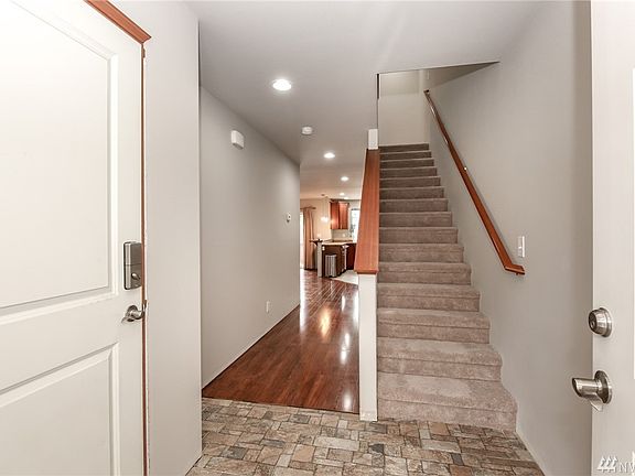 4th image of 753 NE Glenridge Ct