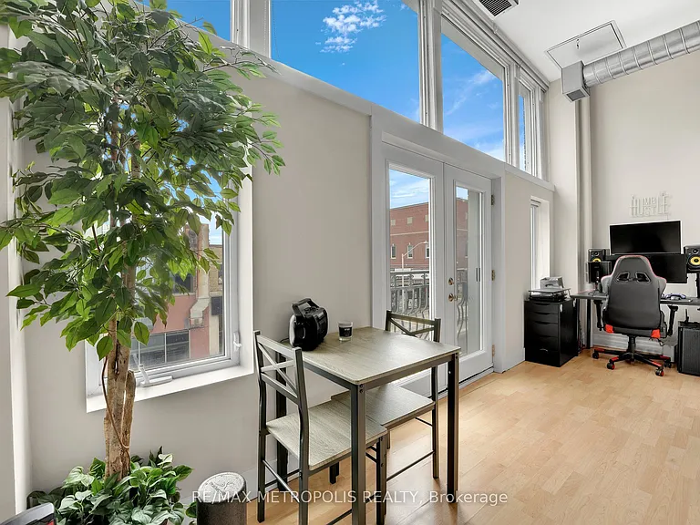 276 King St W #207 — Photo 10