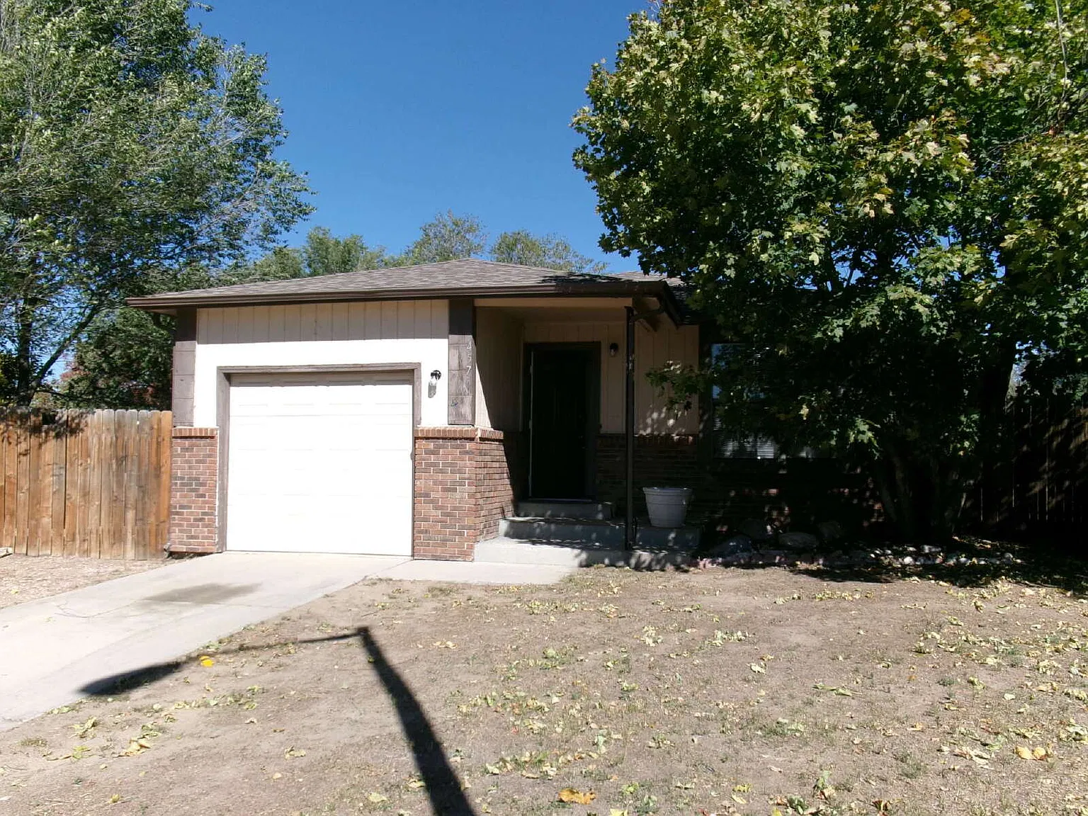 3 bed, 2.0 bath, 1816 sqft, $2,195 — Photo 2