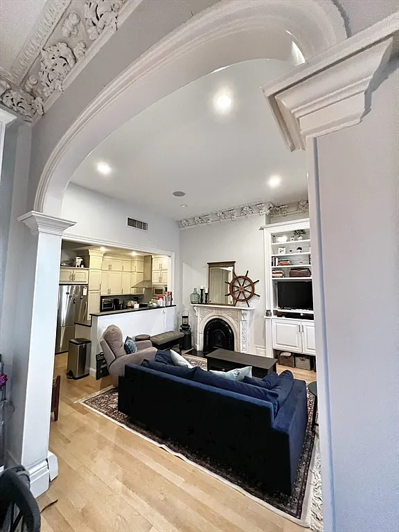 2 bed, 1.0 bath, 825 sqft, $4,100 — Photo 2
