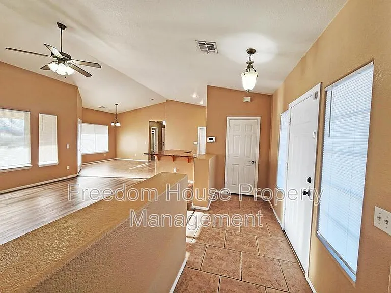 3680 Ravine Ave — Photo 2