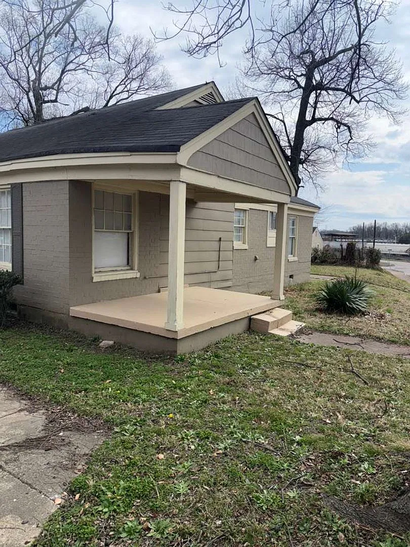 Section 8 Approved - Now Available For Lease 3 Bed / 2 Bath Home — Photo 3