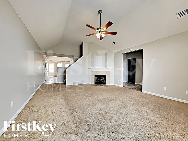 1116 Berkshire Cir — Photo 3