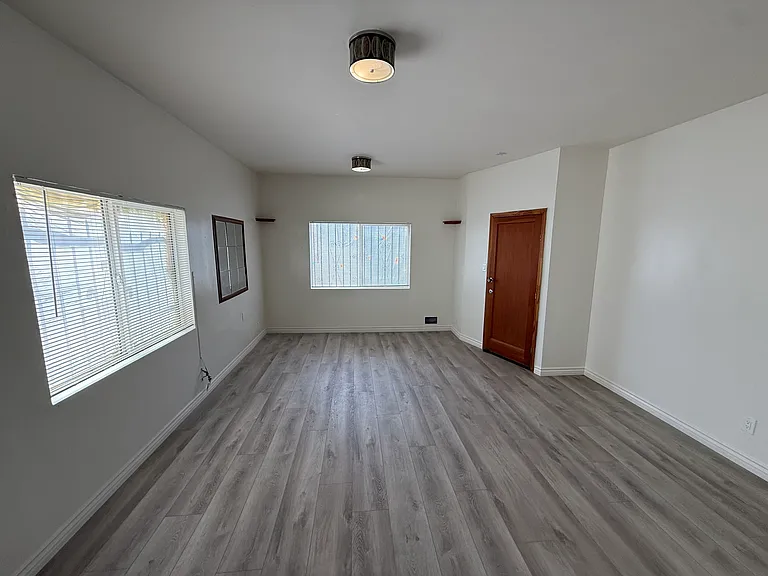 8930 S Vermont Ave — Photo 31