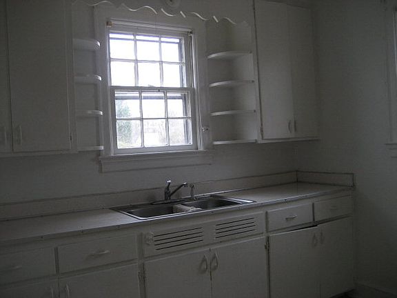 4th image of 324 Arlington Pl