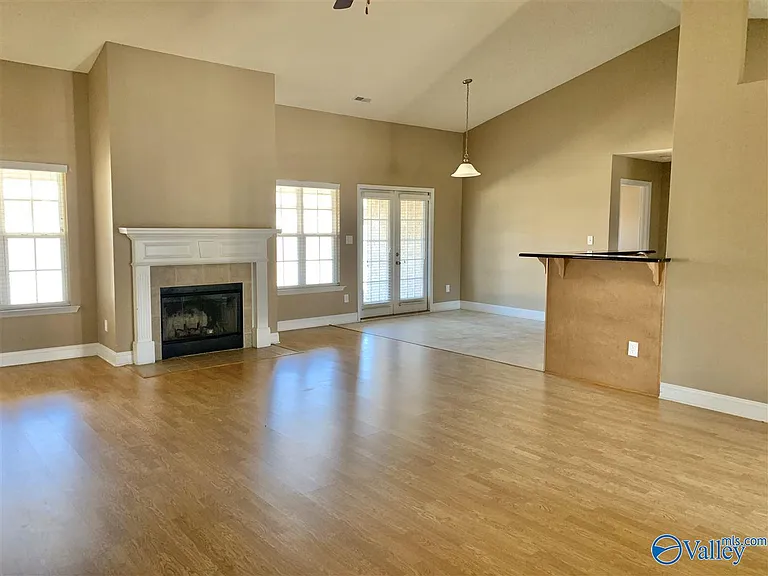 115 E Crest Way — Photo 2