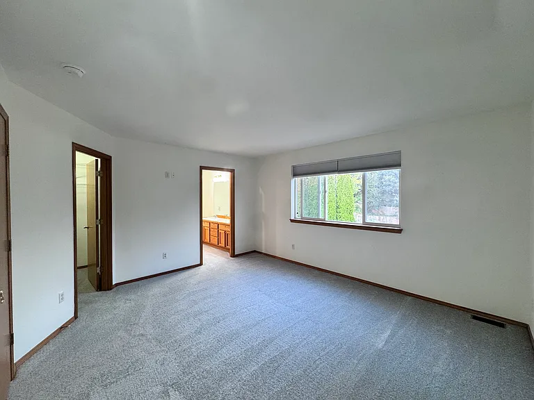 4631 NE 7th Pl — Photo 15