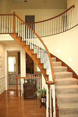 2-story foyer w/ gleaming hardwood floors