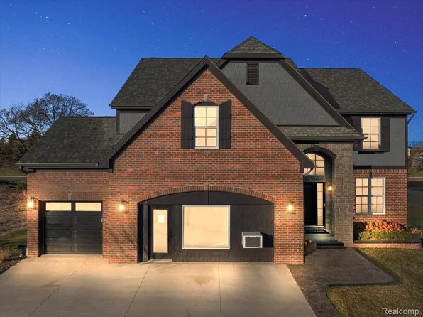 4044 Blossom Dr, Sterling Heights, MI 48314