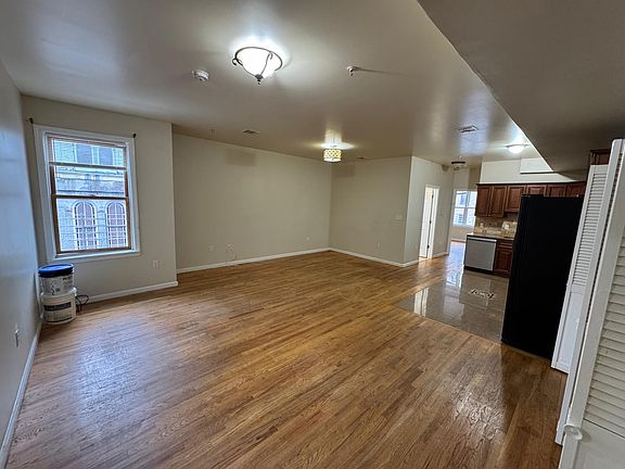 3rd image of 148 Belmont Ave Unit 4