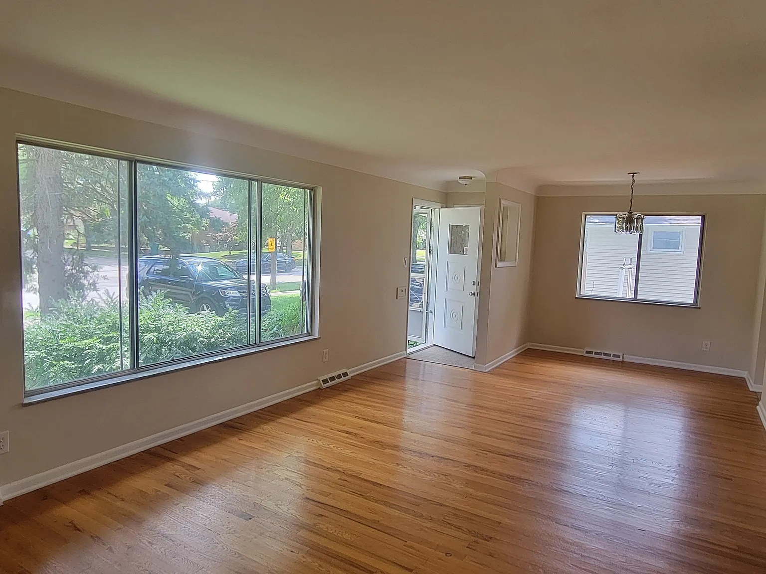 3 bed, 1.5 bath, 1176 sqft, $1,850 — Photo 4