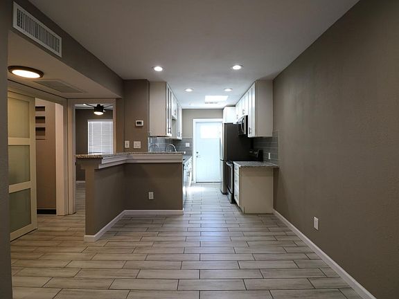 3rd image of 101 N Oak St APT C