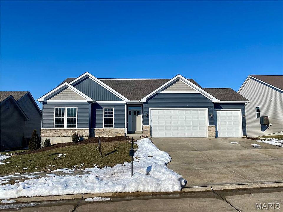 1st image of 831 Railway Cir