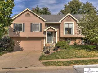 15518 Pepperwood Dr, Omaha, NE 68154