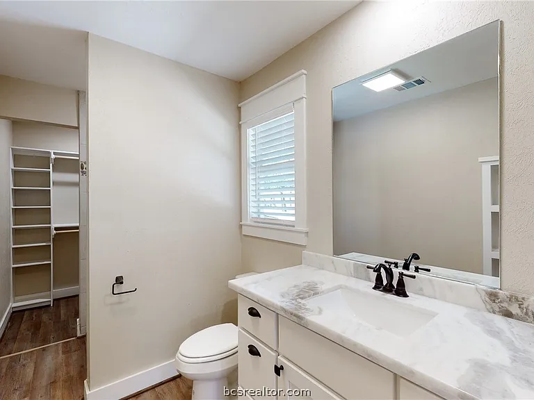 22299 FM 39 — Photo 15