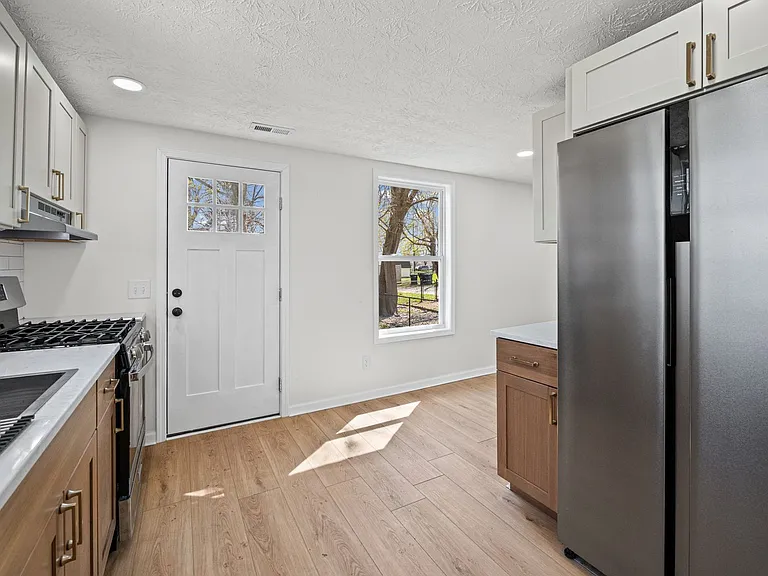 327 N 23rd St — Photo 13