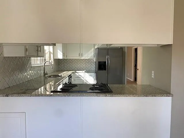 41 Parkside Dr — Photo 2