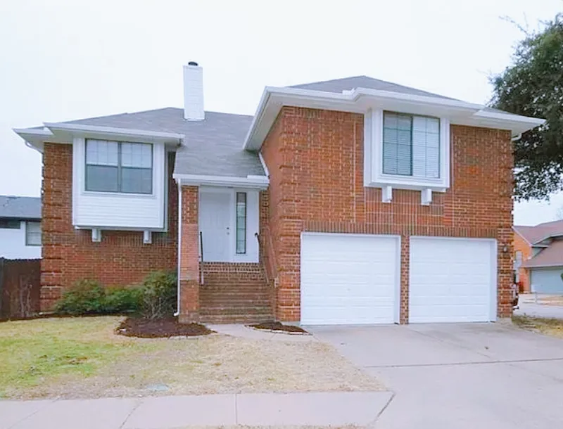 4 bed, 1905 sqft, $2,590 — Photo 1