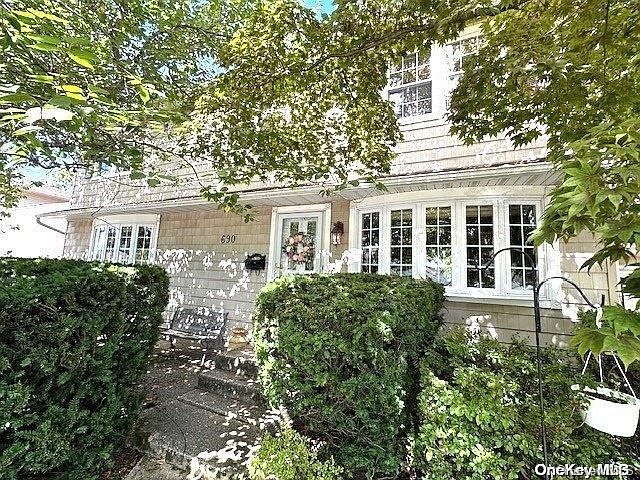 1st image of 690 Carlyle Avenue