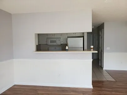 2 bed, 2.5 bath, 1400 sqft, $1,350 — Photo 2