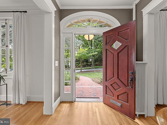 5th image of 210 Northfield Pl