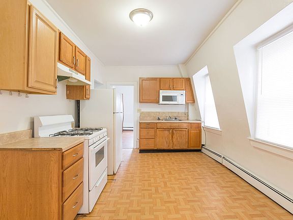 3rd image of 35 Essex Ct