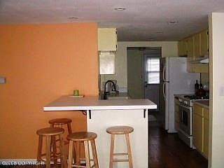 2nd image of 425 Hoyt St