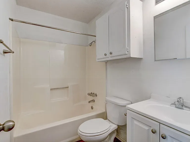 1403 Glen Oaks Ct — Photo 8