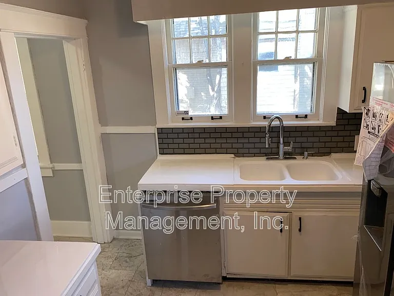 414 N Willett St — Photo 16