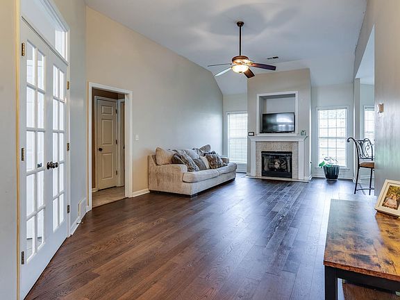 4th image of 951 W Nesting Wood Cir