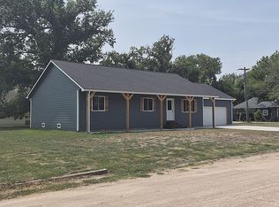 327 E 2nd St, Halstead, KS 67056