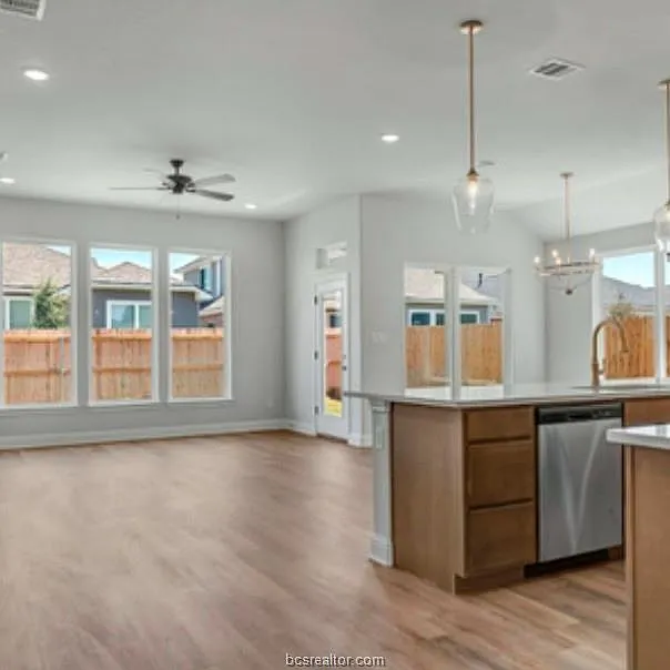 4 bed, 1948 sqft, $2,800 — Photo 3