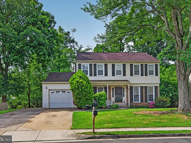 8815 Newport Ct — Photo 1