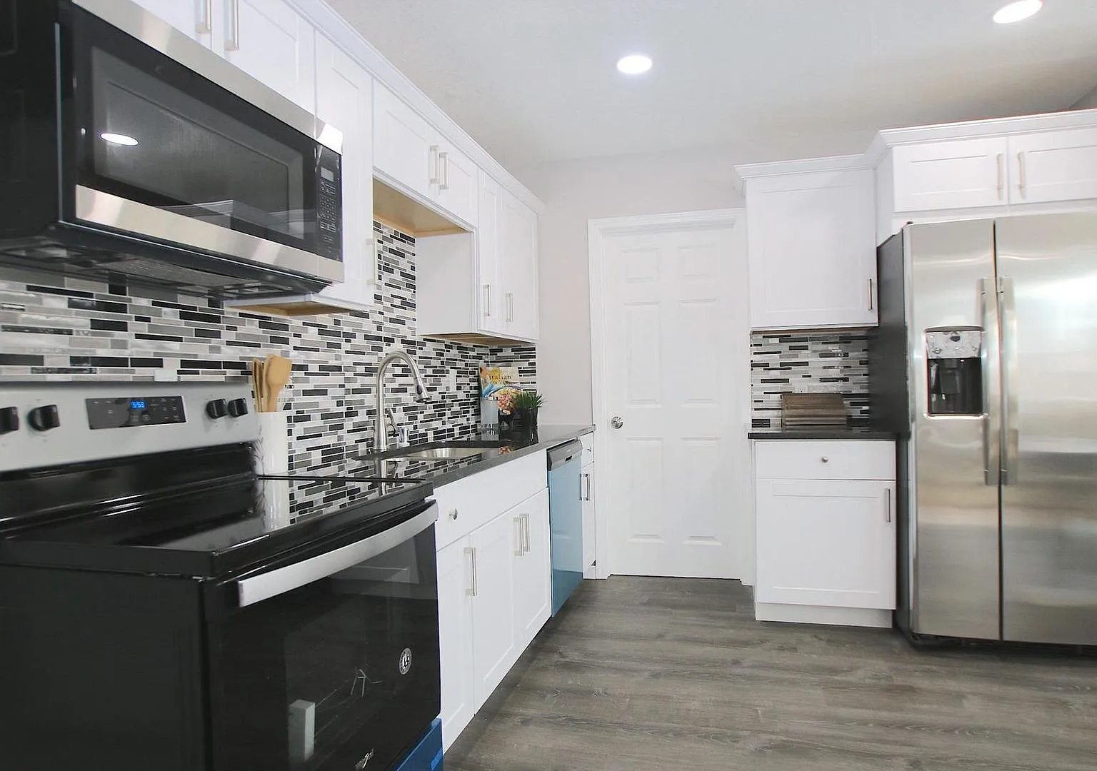 220 E 27th St, Minneapolis, MN 55408 (Duplex) — Photo 2