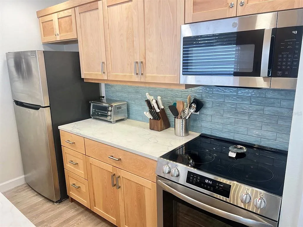 1 bed, 1.0 bath, 672 sqft, $6,972 — Photo 2