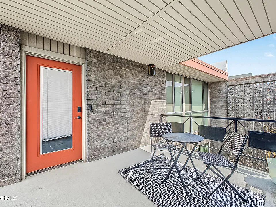 1225 E Medlock Dr #207