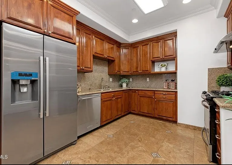 272 N Chester Ave #105 — Photo 12