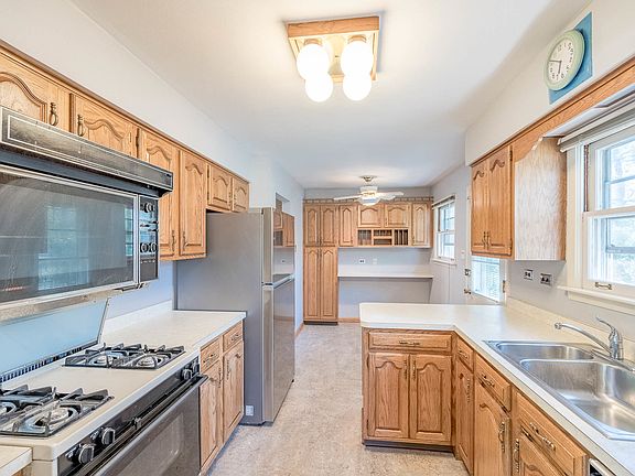 4th image of 9407 Ozark St