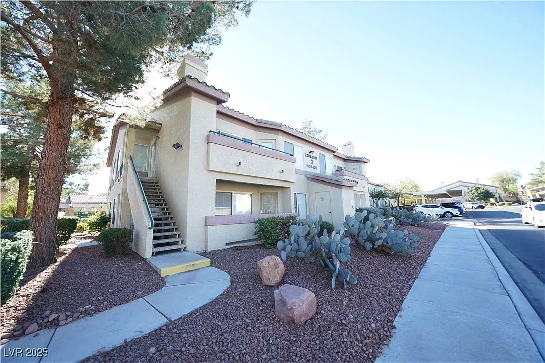 1 bed, 1.0 bath, 695 sqft, $1,095 — Photo 1