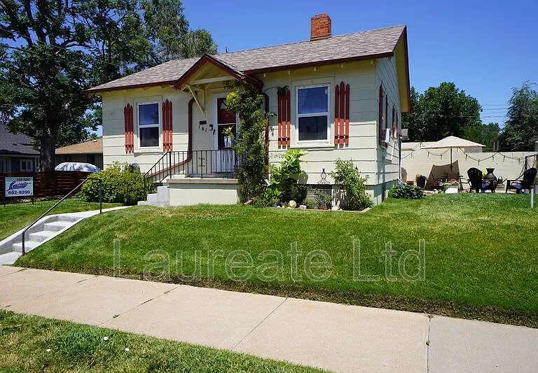 161 E Eastman Ave — Photo 1